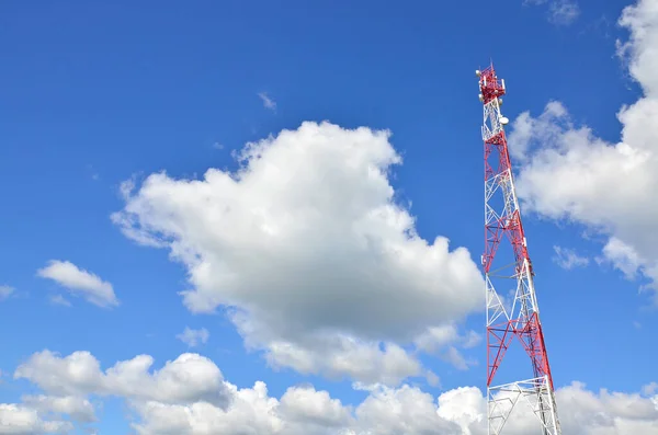 Torre Telecomunicazione Contro Cielo Blu Con Nuvole Antenna Cellulare Trasmettitore — Foto Stock