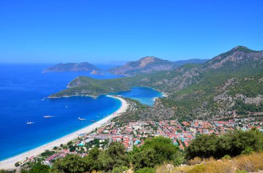 Oludeniz Sahili ve Mavi Göl manzarası. Oludeniz plajı Türkiye 'nin en iyi plajı - Fethiye, Türkiye