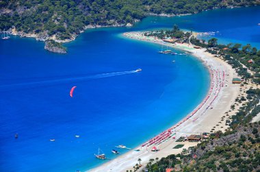 Oludeniz Sahili ve Mavi Göl manzarası. Oludeniz plajı Türkiye 'nin en iyi plajı - Fethiye, Türkiye