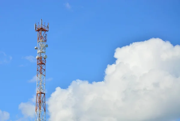 Torre de telecomunicaciones contra el cielo azul con nubes, antena celular, transmisor. Telecom TV radio torre móvil — Foto de Stock
