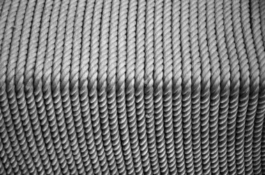 Birbirlerine sıkıca sarılmış denizcilik halatı, dokusu, arka planı. Siyah ve beyaz resim