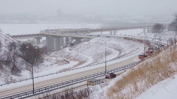 Os arados da neve dirigem na estrada e limpam a estrada da neve após a neve pesada, nevasca — Vídeo de Stock