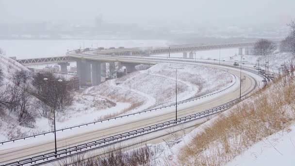 Schneepflüge fahren auf der Autobahn und räumen die Straße von Schnee nach starkem Schneefall, Schneesturm — Stockvideo