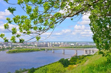 Nizhny Novgorod, Rusya - 30 Temmuz 2020: Metro köprüsü, Oka nehri, toprak seti, yeşil ağaçlar