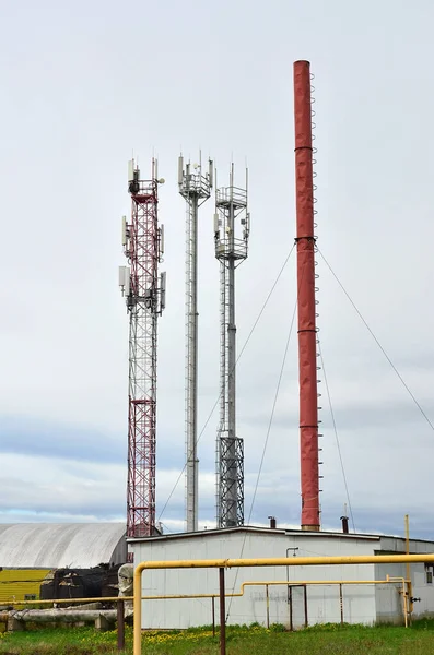 Cep telefonu antenleri, telefon antenleri, telekomünikasyon kuleleri cep telefonu antenleri, vericiler, telekom radyo kuleleri.