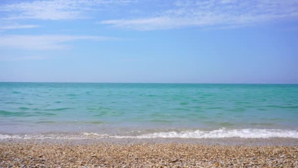 Vacker havsutsikt, azurblå kust havet, vågor rusa till havet stranden täckt med små stenar — Stockvideo