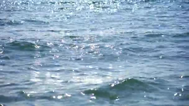 Niewyraźne odbicia słoneczne od wody, niewyraźne plamy słoneczne na powierzchni morza, fale w oceanie — Wideo stockowe