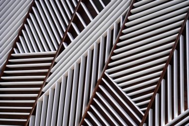 Duvar beyaz ve kahverengi ahşap tahtalardan, paralel eğimli beyaz renkli tahtalar, geometrik yüzey