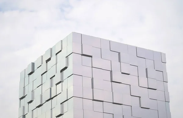 Parede espelhada de metal cinza branco abstrato, superfície futurista de metal 3D, design de edifício moderno — Fotografia de Stock