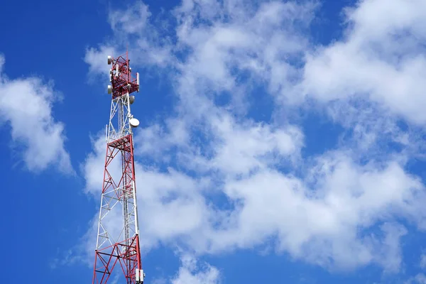 Antenas de telefonía móvil, torres de telecomunicaciones con antenas celulares, transmisores, torres de radio de telecomunicaciones — Foto de Stock