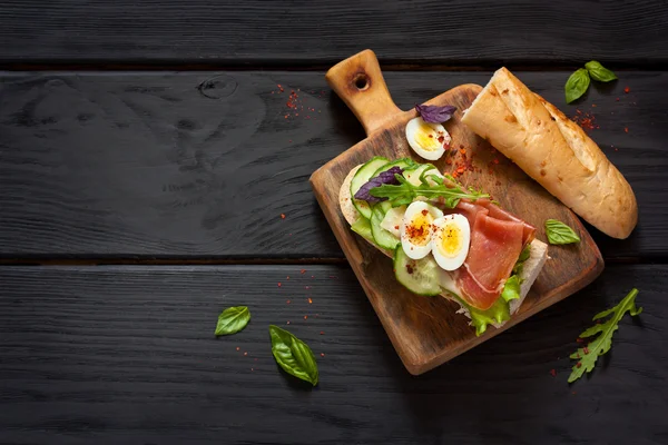 Delicioso sanduíche caseiro . — Fotografia de Stock