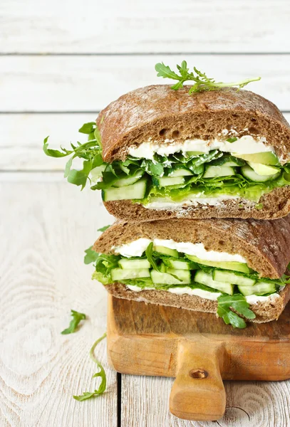 Sándwich verde saludable . — Foto de Stock