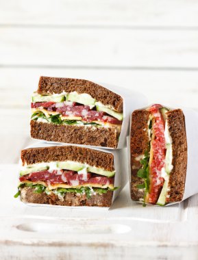 Salam çavdar boncuk sandviç.