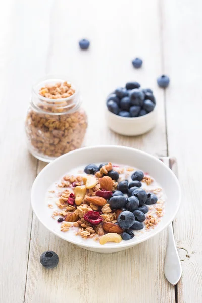 Desayuno con yogur de granola . — Foto de Stock