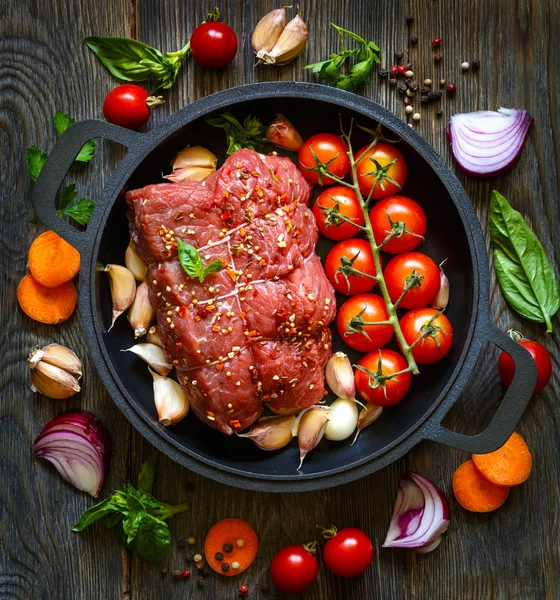 Meat and vegetables. — Stock Photo, Image