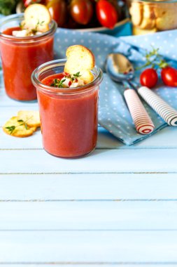 Taze no-aşçı çorba gaspacho.