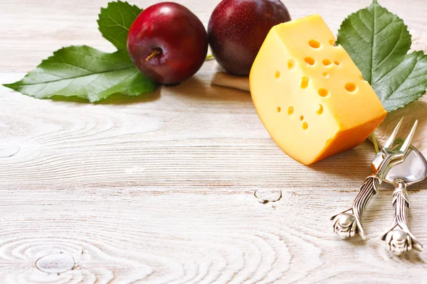 Queijo e fruta . — Fotografia de Stock