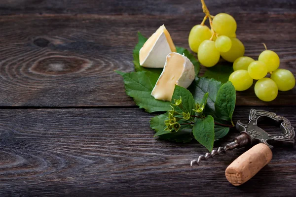 Cheese and grape. — Stock Photo, Image