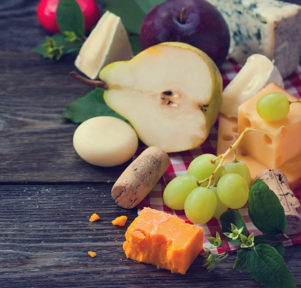 Cheese and fruits — Stock Photo, Image