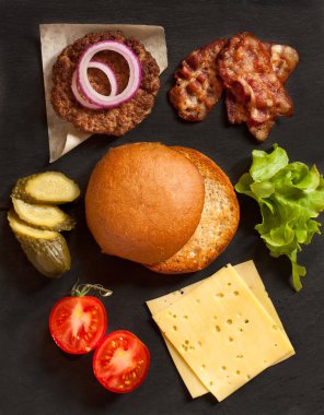 Çizburger için malzemeler.