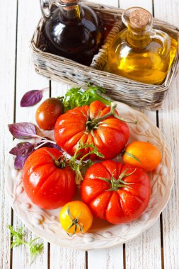 Taze olgun domatesler.