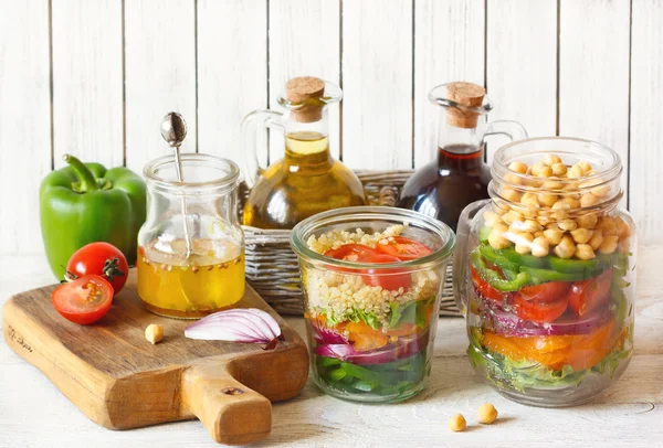 Salada e ingredientes alimentares . — Fotografia de Stock