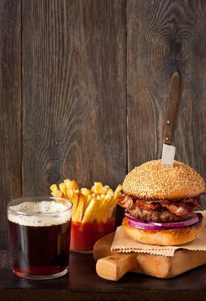 Hamburger és burgonya. — Stock Fotó