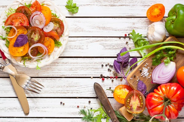 Tomatsallad och grönsaker. — Stockfoto