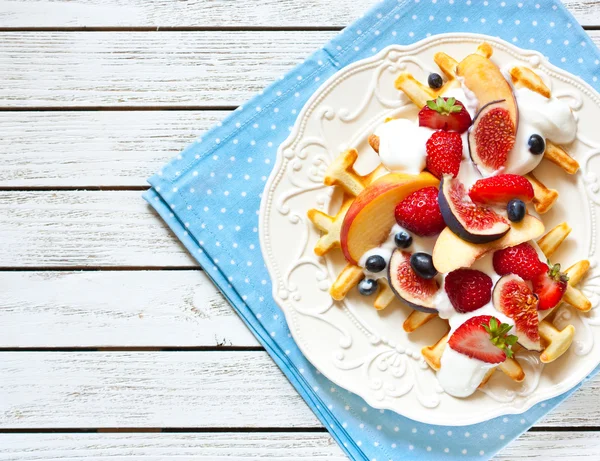 Frukost. Frukt och våfflor. — Stockfoto