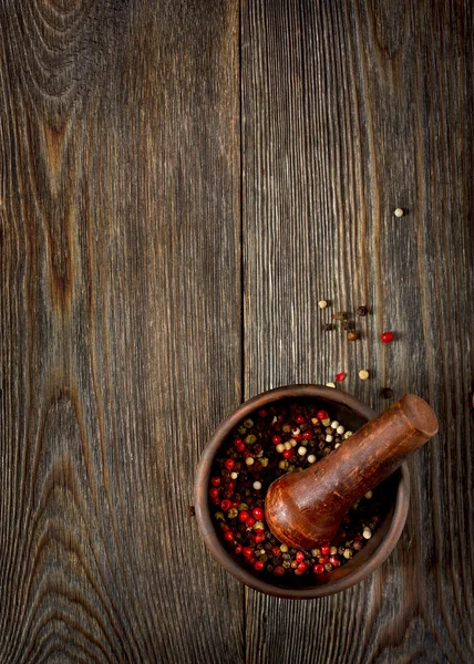 Färgglada aromatiska pepparkorn. — Stockfoto