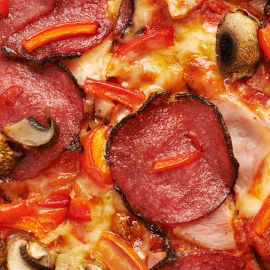 Yakın çekim pepperoni pizza parçası