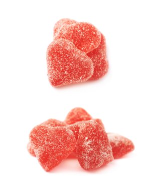 İzole kırmızı kalp şeklinde şeker