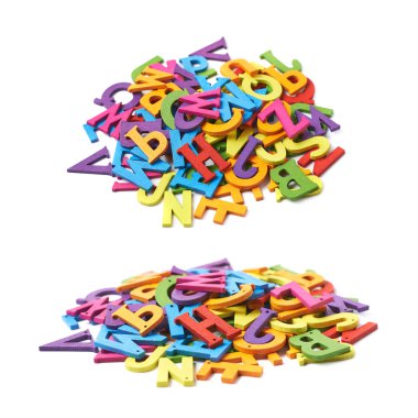 Renkli ahşap harfler izole yığını