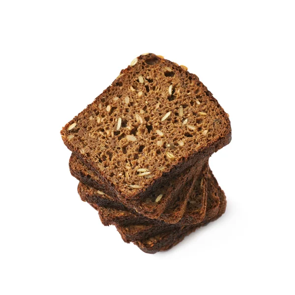Stos kromki chleb czarny na białym tle — Zdjęcie stockowe