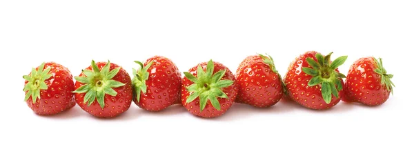 Reihe roter Erdbeeren isoliert — Stockfoto