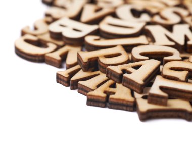 Ahşap harflerle kaplı yüzey