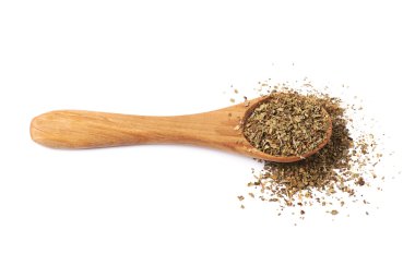 Tahta kaşık ve kurutulmuş fesleğen