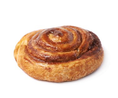 Tarçın rulo pasta çörek izole