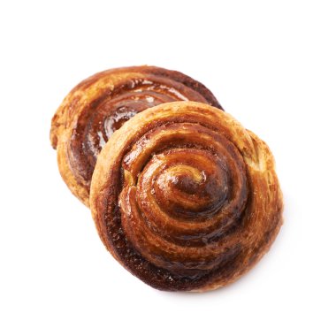 Tarçın rulo pasta çörek izole