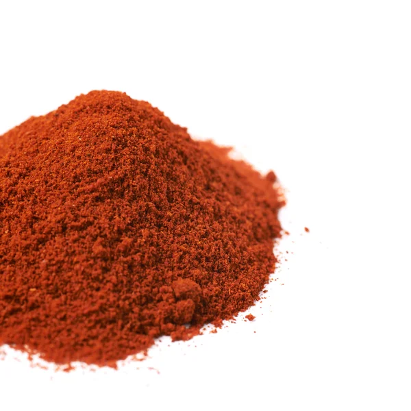 Σωρός από κόκκινη πάπρικα σκόνη απομονωθεί — Φωτογραφία Αρχείου