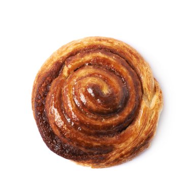 Tarçın rulo pasta çörek izole