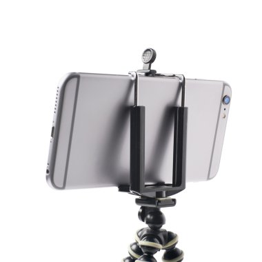 Smartphone izole bir tripod üzerinde