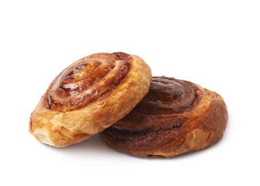 Tarçın rulo pasta çörek izole