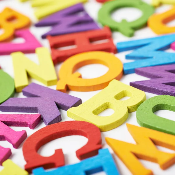 Oberfläche mit bunten Buchstaben bedeckt — Stockfoto