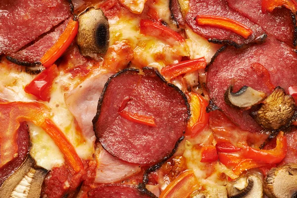 Gros plan fragment de pizza pepperoni — Photo