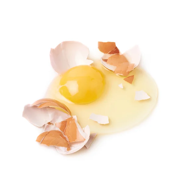 Knäckt rå kyckling ägg isolerade — Stockfoto