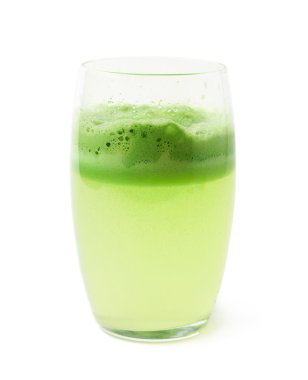 Bardak taze sıkılmış meyve suyu ile dolu