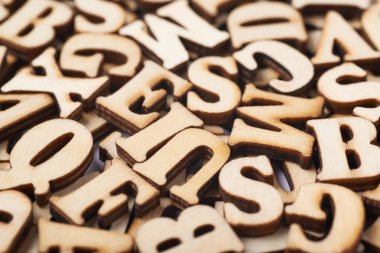 Ahşap harflerle kaplı yüzey