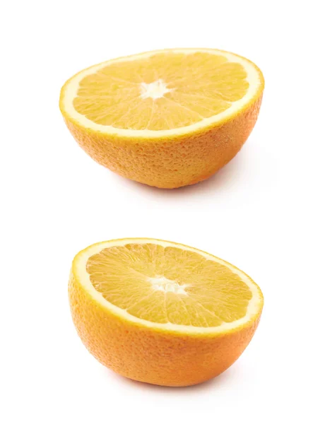 Cortar la mitad de una fruta naranja aislada —  Fotos de Stock