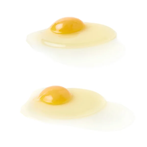 Repedt nyers csirke tojás elszigetelt — Stock Fotó